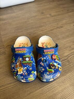 CROCS Sonic The Hedgehog Kids Blue Slip-On Clogs With Accessories size 11 childs